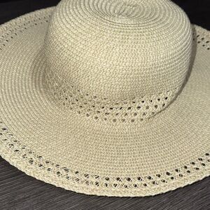 Wide-Brimmed Hat | 2️⃣